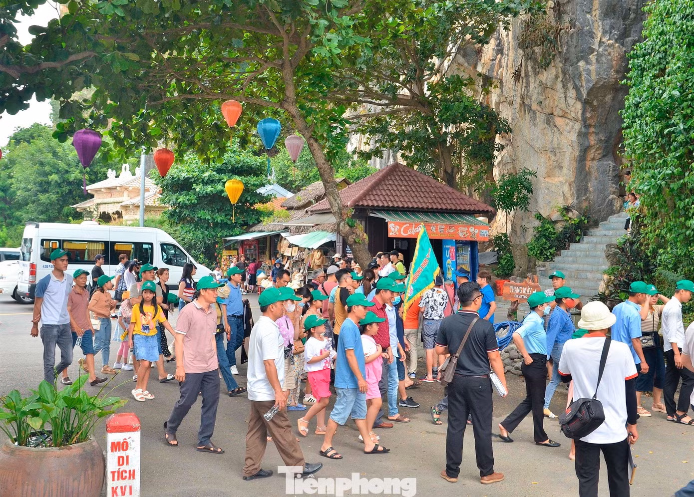 Ông Lê Ngọc Nhất - Phó Trưởng BQL Di tích danh thắng Ngũ Hành Sơn - cho hay, trong 6 tháng đầu năm, danh thắng đón gần 845.000 lượt khách đến tham quan, vượt khoảng 20% so với dự báo. Trong kỳ nghỉ lễ này, riêng ngày đầu đã có 4.000 khách, ngày thứ 2 hơn 5.000 khách, tăng 30% so với năm trước.