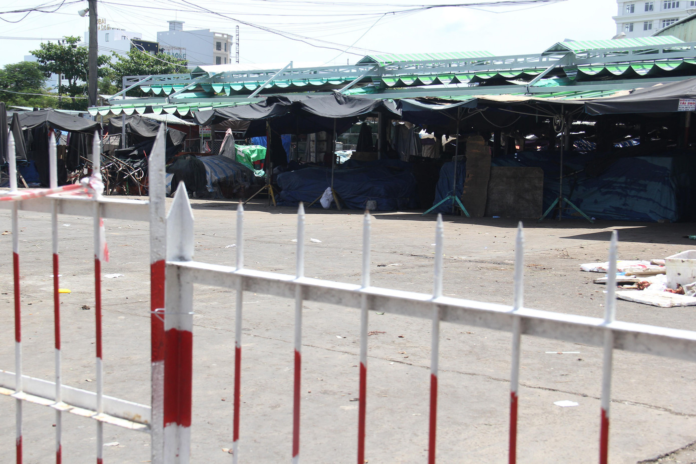 Các gian hàng trong chợ đã "trùm mền" ngừng hoạt động cho đến khi có thông báo mới. Ảnh:Thanh Trần. Các gian hàng trong chợ đã "trùm mền" ngừng hoạt động cho đến khi có thông báo mới. Ảnh:Thanh Trần.