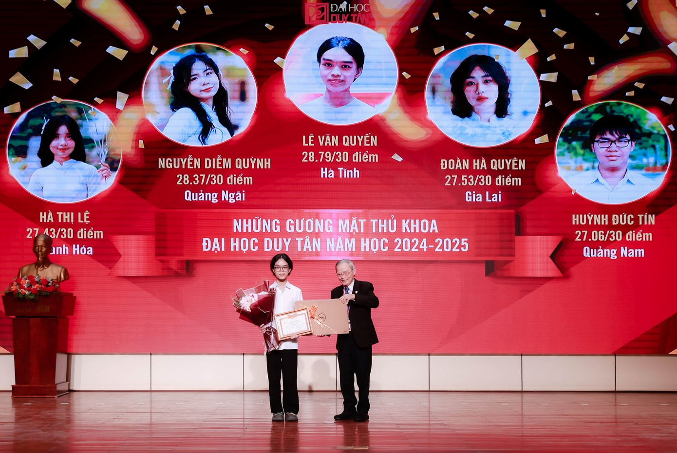 Vinh danh thủ khoa năm 2024. Ảnh: Duy Tân.