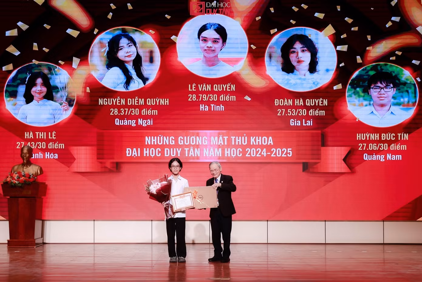 Vinh danh thủ khoa năm 2024. Ảnh: Duy Tân.