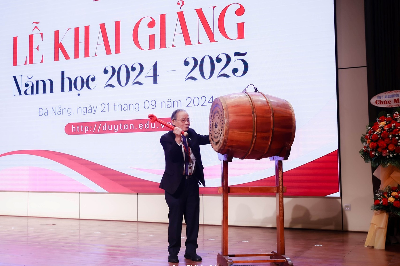 Thầy Lê Công Cơ, Chủ tịch Hội đồng quản trị Trường Đại học Duy Tân đánh trống khai giảng năm học mới. Ảnh: Duy Tân.