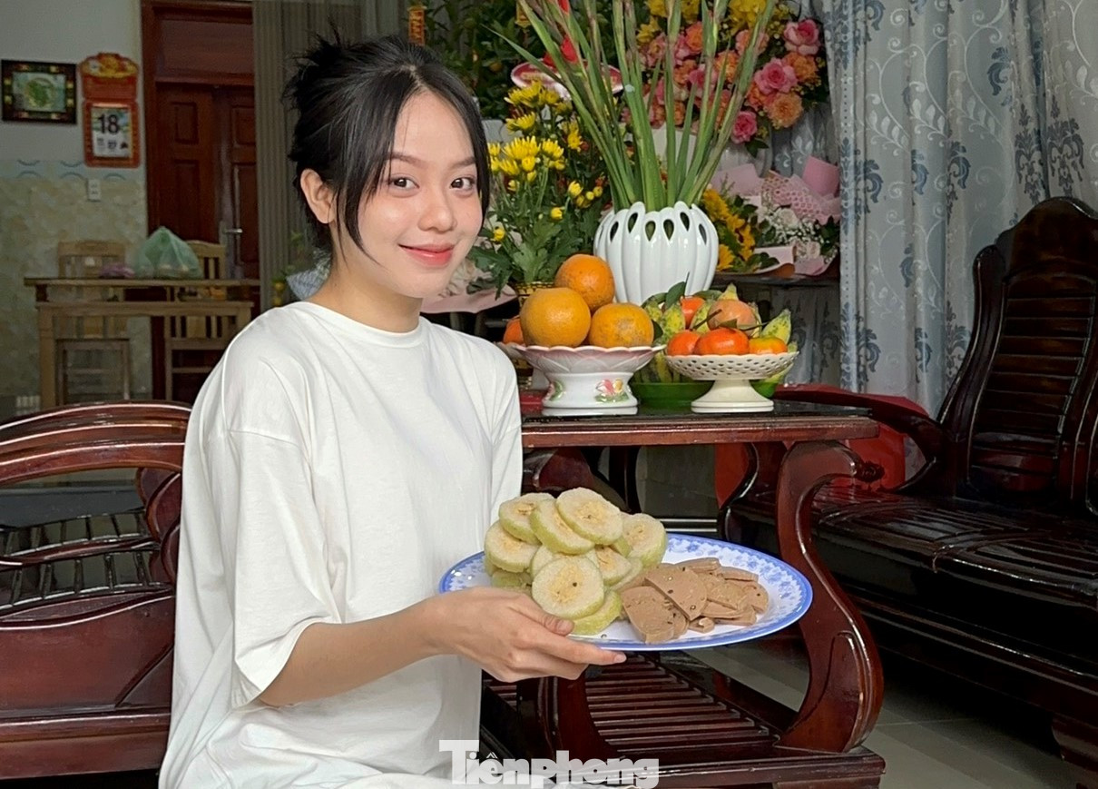 Mẹ bày vẽ, chỉ bảo cô mọi thứ. Đặc biệt là chuyện nấu nướng. "Là phụ nữ, dù đi ra ngoài có thế nào thì khi về nhà cũng phải biết chăm lo bữa cơm gia đình", bà Trần Thị Thảo, mẹ hoa hậu nói. Thanh Thủy dành phần cắt bánh tét, chả...