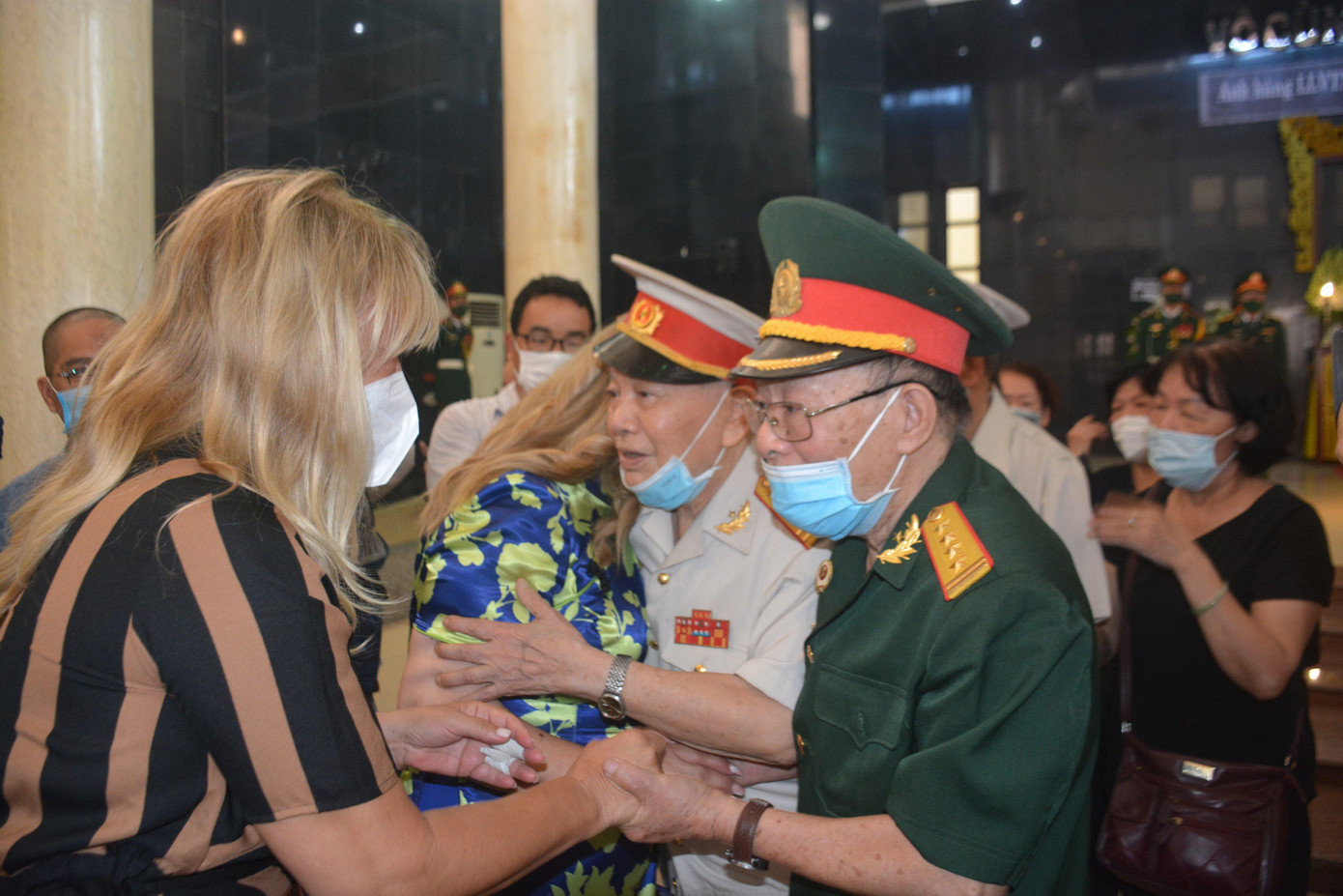 Năm 1965, ông cùng gia đình trở về Hy Lạp sinh sống. Ông làm cầu nối giữa hai Đảng, hai Chính phủ và các cơ quan, đoàn thể, góp phần xây dựng, vun đắp mối quan hệ hữu nghị tốt đẹp giữa hai nước. Chính ông vận động thành lập Hội Việt kiều tại Hy Lạp, động viên bà con hướng về Tổ quốc, vận động bà con ủng hộ mỗi khi Việt Nam gặp thiên tai, dịch bệnh, ủng hộ người nghèo, nạn nhân chất độc da cam... Trong ảnh: Những người con của ông nghẹn ngào ôm lấy đồng đội của cha.