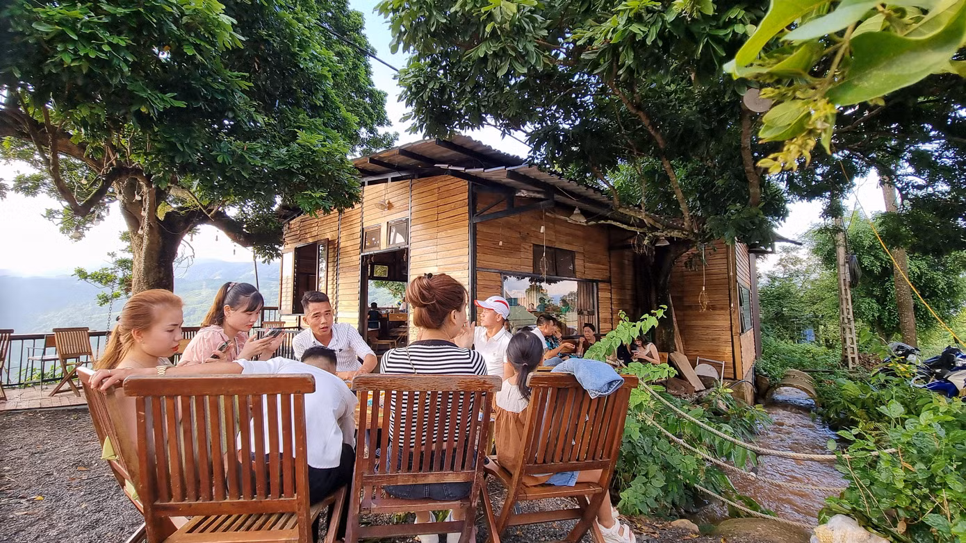 Một bên đồi núi, một bên nước từ trên cao đổ về. Du khách thích thú khi được hòa mình giữa thiên nhiên.