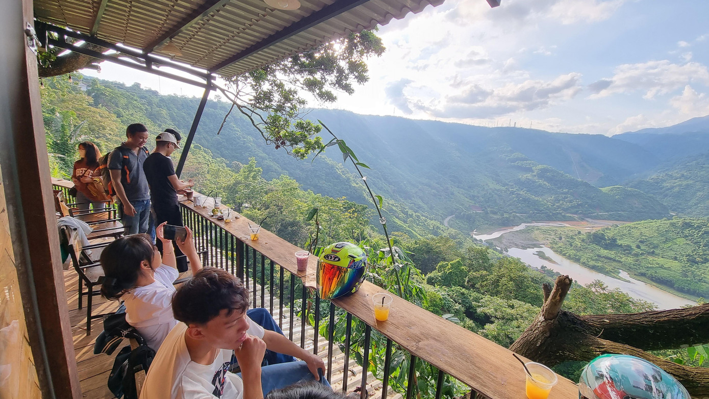 Những quán cà phê view đồi núi đông đúc. Bạn Nguyễn Hồng Khoa đến từ Đà Nẵng, cho hay đã từng thấy hình ảnh các bạn trẻ vừa ngồi uống nước, vừa ngắm núi đồi, sông suối ở trên Facebook nên rất háo hức được tới. "Lần này mình cùng bạn gái tới đây, thật sự rất ấn tượng và hài lòng", Khoa chia sẻ. Những quán cà phê view đồi núi đông đúc. Bạn Nguyễn Hồng Khoa đến từ Đà Nẵng, cho hay đã từng thấy hình ảnh các bạn trẻ vừa ngồi uống nước, vừa ngắm núi đồi, sông suối ở trên Facebook nên rất háo hức được tới. "Lần này mình cùng bạn gái tới đây, thật sự rất ấn tượng và hài lòng", Khoa chia sẻ.