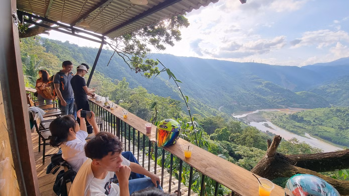 Những quán cà phê view đồi núi đông đúc. Bạn Nguyễn Hồng Khoa đến từ Đà Nẵng, cho hay đã từng thấy hình ảnh các bạn trẻ vừa ngồi uống nước, vừa ngắm núi đồi, sông suối ở trên Facebook nên rất háo hức được tới. "Lần này mình cùng bạn gái tới đây, thật sự rất ấn tượng và hài lòng", Khoa chia sẻ.