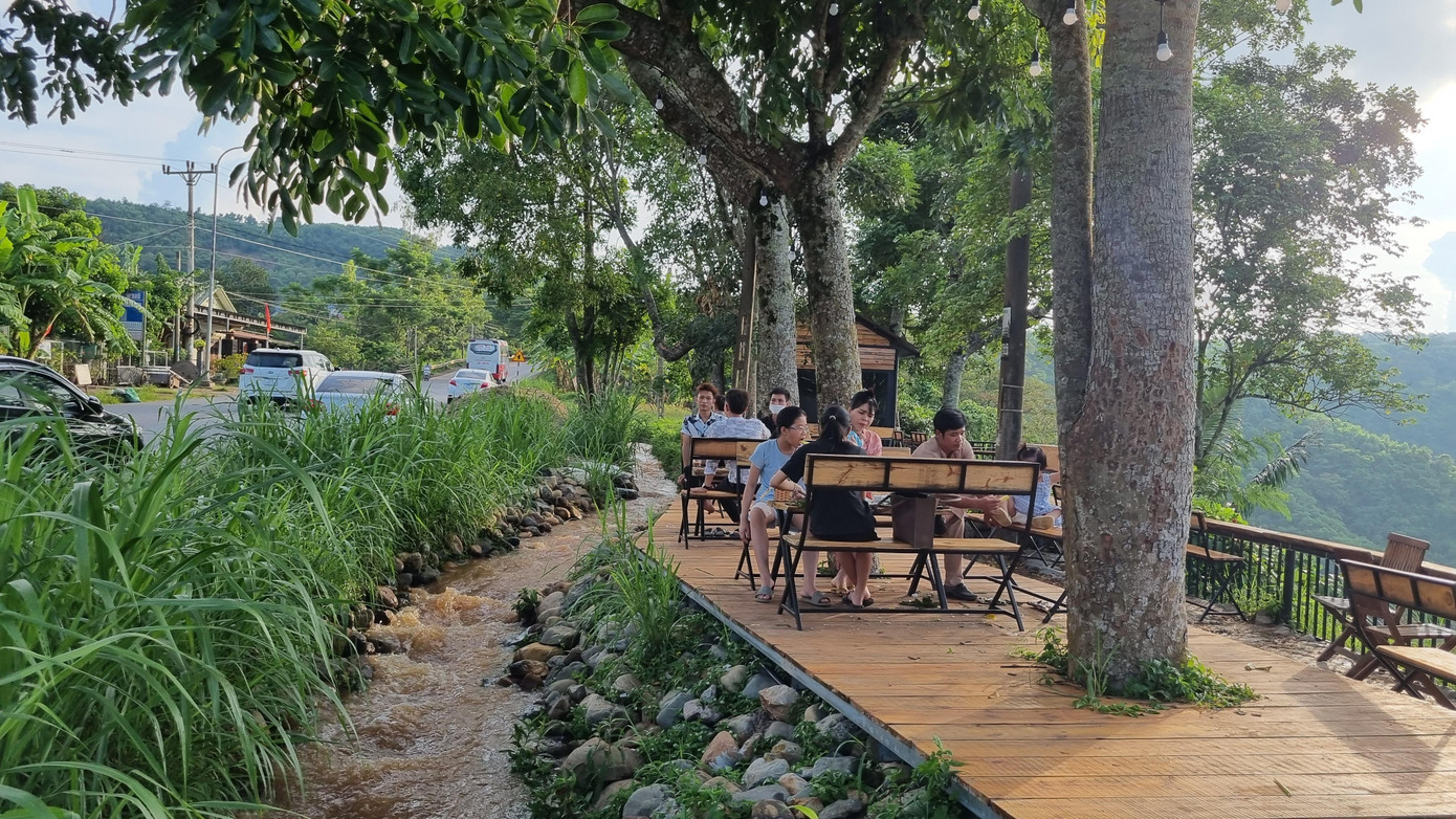 Từ sáng tới chiều không khi nào ngớt khách. Từ sáng tới chiều không khi nào ngớt khách.