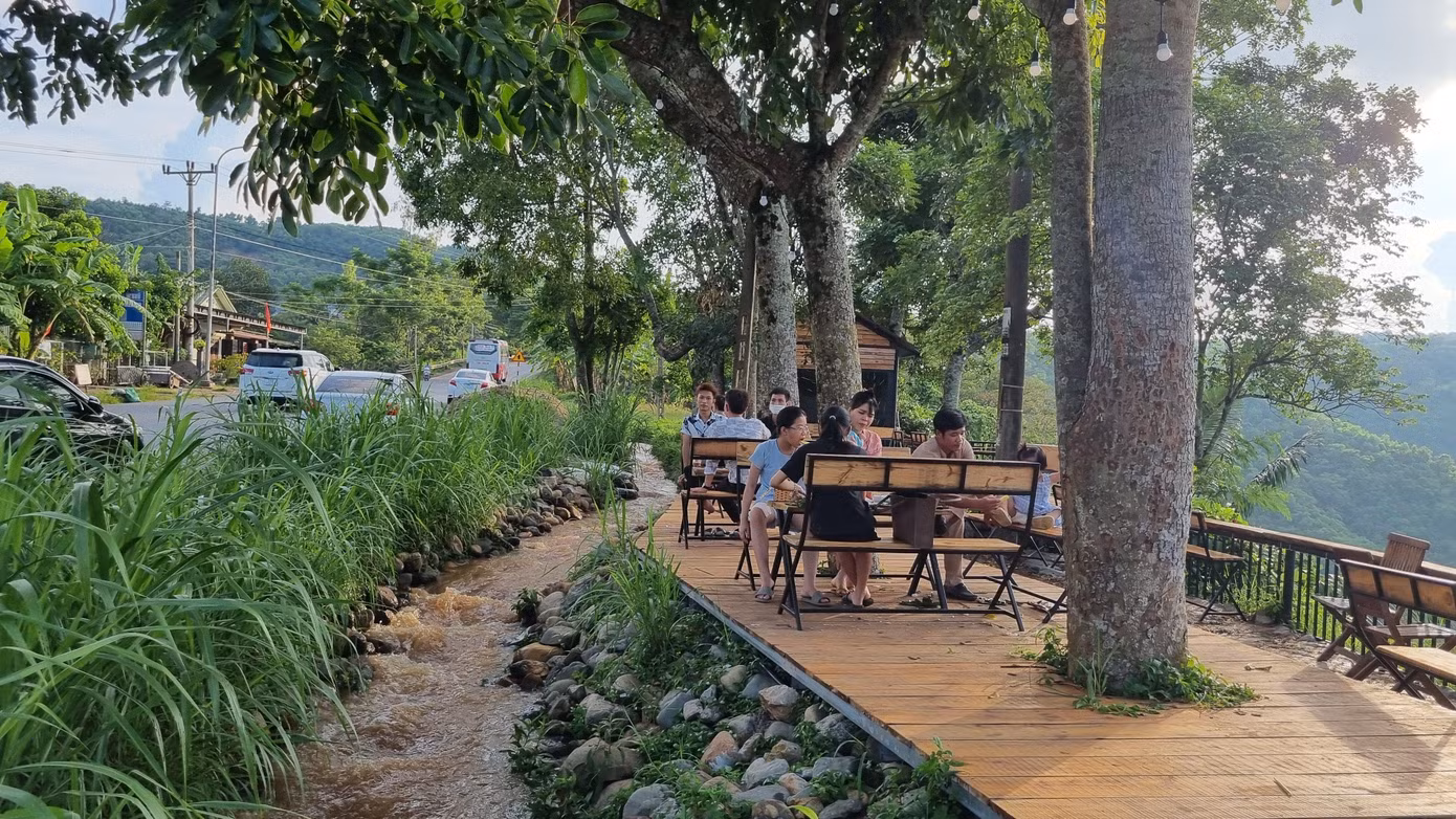 Từ sáng tới chiều không khi nào ngớt khách.