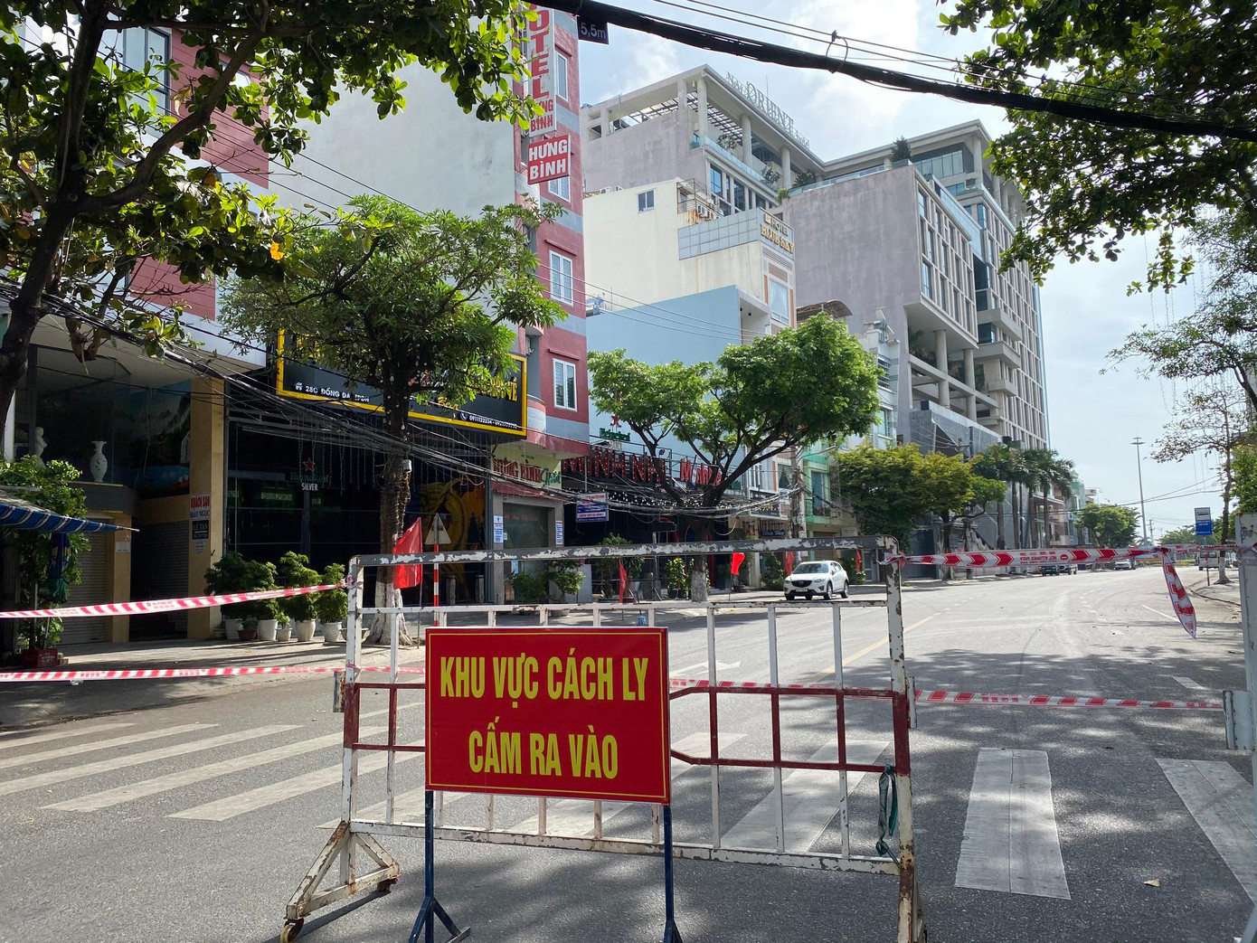 Khu vực phong tỏa quanh vũ trường Phương Đông có gần 1000 dân.