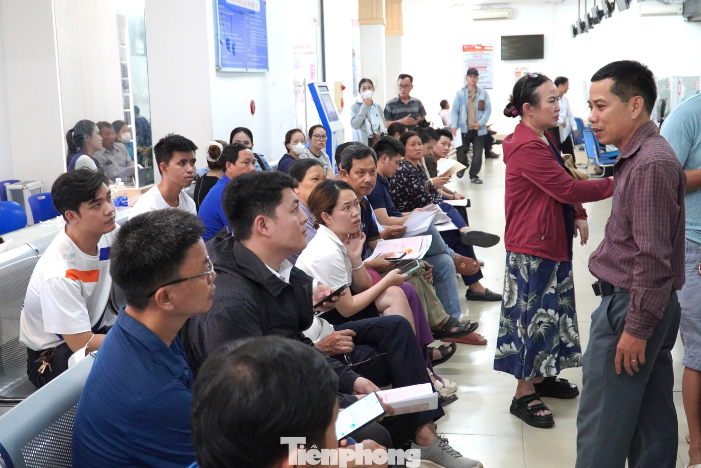 Hiện vào buổi sáng và cao điểm, quận đã bố trí thêm công chức văn phòng hướng dẫn, hỗ trợ công dân. Đồng thời lưu ý mỗi người dân không bấm nhiều số thứ tự.