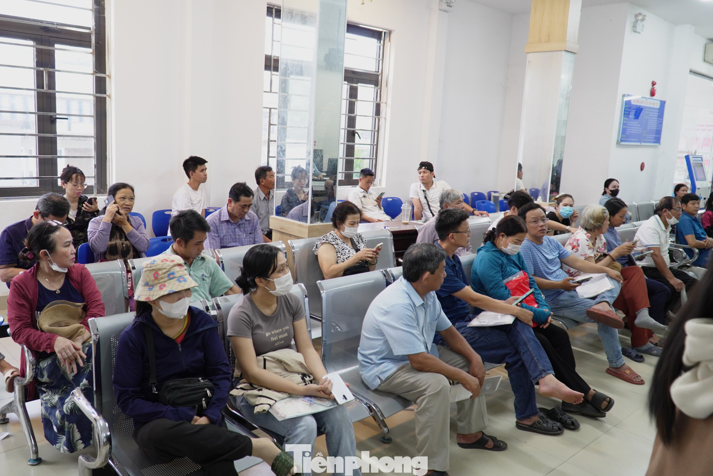 Ông cũng nhìn nhận thực tế người dân ào ào đi làm thủ tục đất đai trước khi thay đổi đơn vị hành chính. “Tâm lý bà con lo sợ sau này từ quận về xã, phường thì việc giải quyết thủ tục sẽ khó hơn. Chúng tôi cũng đã tuyên truyền cho người dân về vấn đề này”, ông nói.