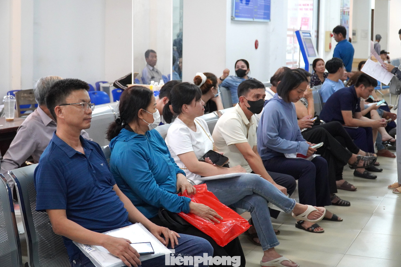 Ghi nhận của PV Tiền Phong, dãy ghế chờ ở bộ phận một cửa đông kín người ngồi chờ nộp hồ sơ giải quyết thủ tục đất đai. Nhiều người cố đi rất sớm vào khung giờ đầu buổi sáng hoặc đầu buổi chiều nhưng vẫn phải chờ đợi rất lâu. “Buổi sáng tôi tới đây lấy số một lần rồi, đợi tới trưa vẫn không được gọi tên nên đành về, chiều quay lại vẫn tiếp tục đợi thêm mấy tiếng đồng hồ”, bà N.M. (xã Hòa Liên) mệt mỏi. Ảnh: Thanh Hiền