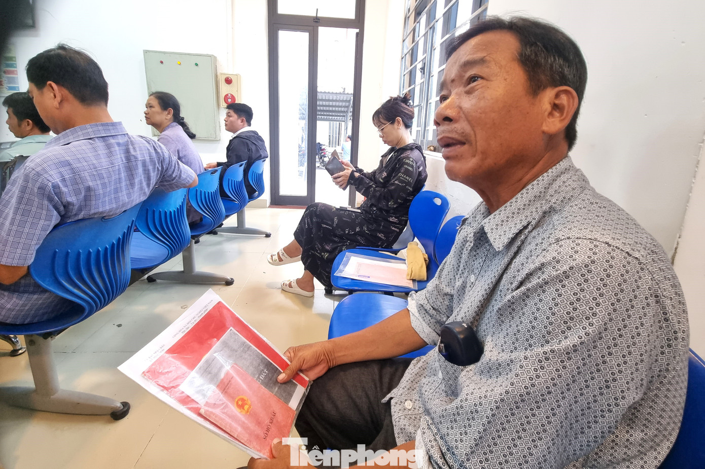 Số lượng người quá đông, bà con mệt mỏi chờ đợi suốt nhiều tiếng đồng hồ, có khi phải đợi sang ngày hôm sau.