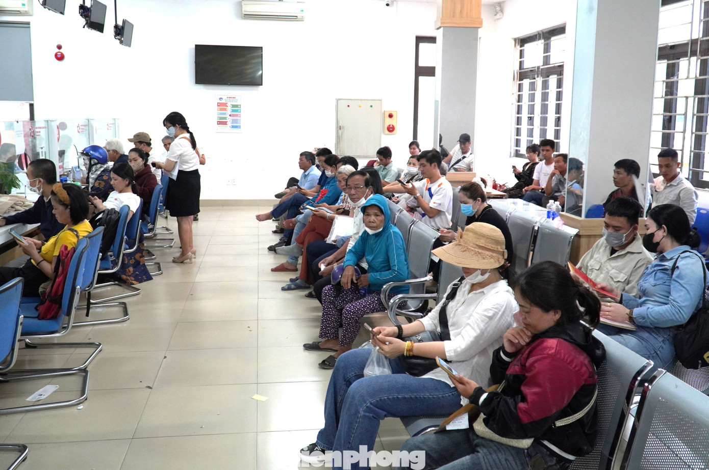 Người dân chờ đợi làm giấy tờ đất đai tại bộ phận một cửa UBND huyện Hoà Vang.