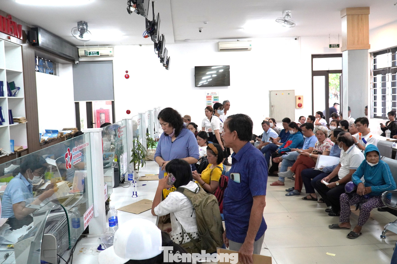 Ông Nguyễn Thúc Dũng - Phó Chủ tịch UBND huyện Hòa Vang cho hay, nhu cầu giải quyết thủ tục đất đai gần đây tăng cao, có thời điểm quá tải, người dân phải đi lại nhiều lần mới đến lượt tiếp nhận hồ sơ. Dự báo tình hình từ nay đến 30/6, số lượng công dân đến nộp hồ sơ tại bộ phận tiếp nhận và trả kết quả tiếp tục tăng hơn so với mức bình thường.