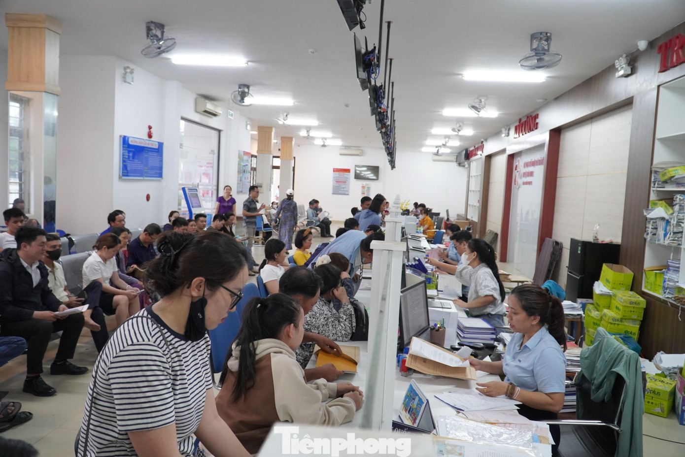 Các quầy tiếp nhận hồ sơ đất đai luôn đông kín người. Ảnh: Thanh Hiền.