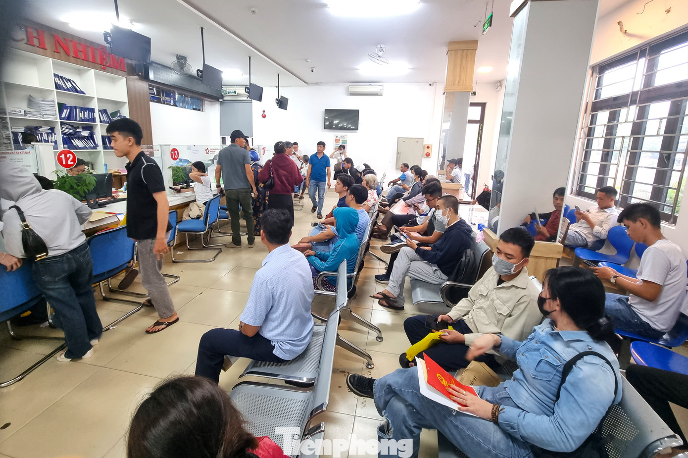 Ông V. C. (xã Hòa Liên) chia sẻ: “Tôi tới xin cấp đổi lại một số giấy tờ đất đai. Trước giờ cũng thong thả, nghĩ khi nào cần thiết rồi đi làm. Nhưng giờ sắp sáp nhập xã phường, tôi phải lo làm trước vì lỡ có thay đổi quy định gì, hay chuyển nơi giải quyết thủ tục đi nơi khác thì cũng rất vất vả”.