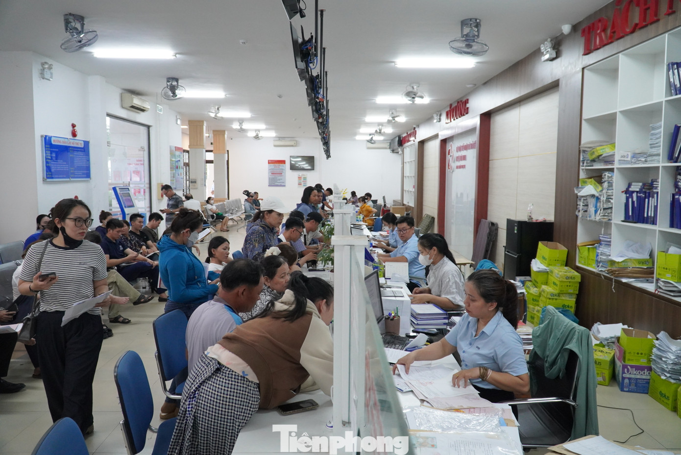Quầy tiếp nhận hồ sơ chen chúc kẻ đứng người ngồi. Chia sẻ với Tiền Phong, nhiều người dân cho hay họ sốt sắng đi làm các giấy tờ đất đai như tách thửa, chuyển mục đích sử dụng... trước khi các đề án sáp nhập, sắp xếp địa giới hành chính có hiệu lực.