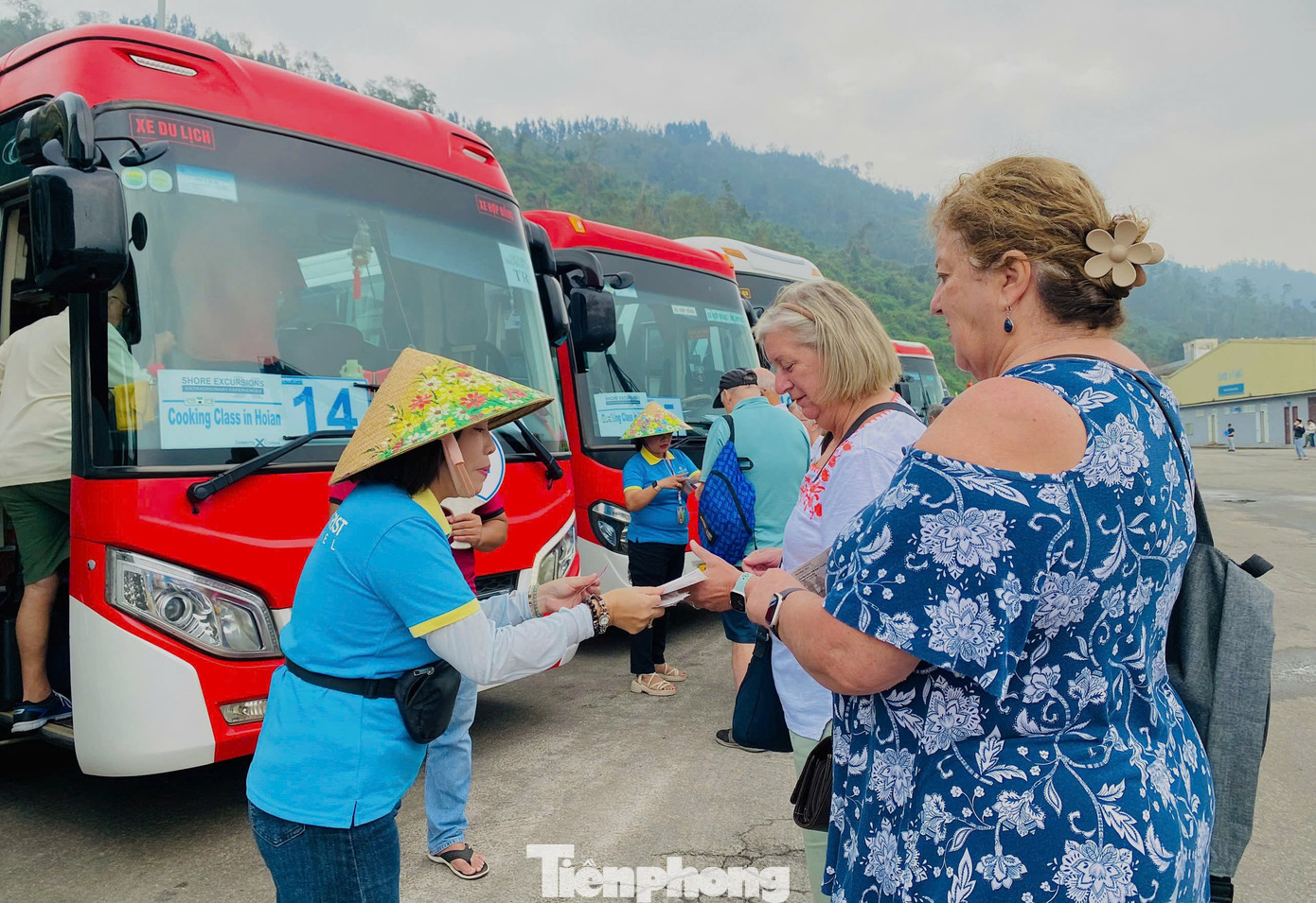 Du khách đến Đà Nẵng nườm nượp, khuấy động các điểm vui chơi ở thành phố. Từ đầu năm đến nay, các cơ sở lưu trú tại Đà Nẵng phục vụ hơn 10 triệu lượt khách, tăng gần 33% so với cùng kỳ năm ngoái, riêng khách quốc tế chiếm hơn 3,7 triệu lượt. Còn một tuần nữa, Đà Nẵng sẽ có lễ hội Đón giáng sinh - Chào năm mới 2025 diễn ra ở không gian công cộng ngay trung tâm thành phố. Chương trình kéo dài 20 ngày với nhiều sự kiện, sản phẩm mới lạ. Ông Cao Trí Dũng - Chủ tịch Hiệp hội du lịch - kỳ vọng lượng du khách sẽ còn tăng nữa nhờ lễ hội này.