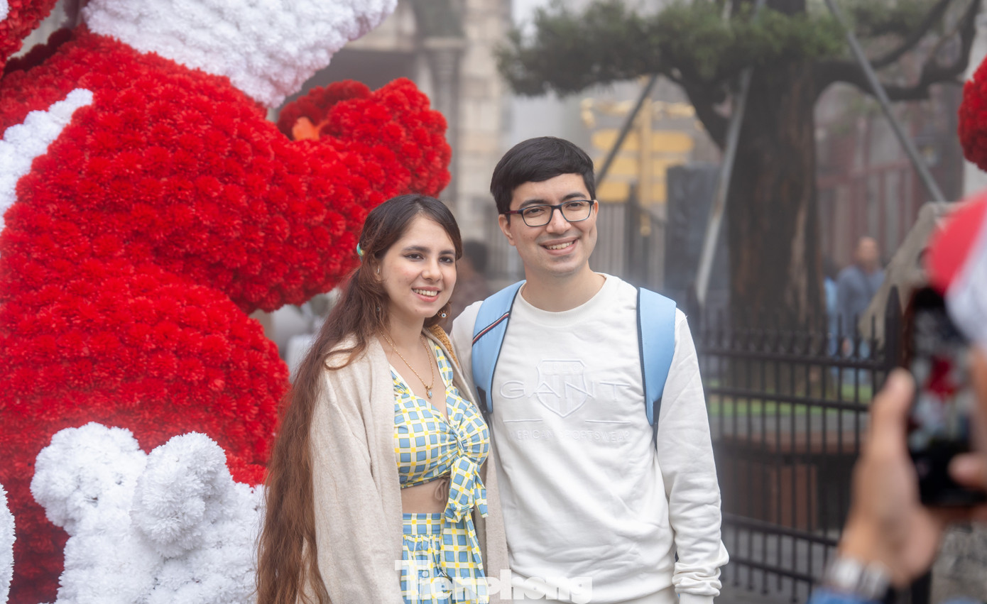 Du khách đến Đà Nẵng nườm nượp, khuấy động các điểm vui chơi ở thành phố. Từ đầu năm đến nay, các cơ sở lưu trú tại Đà Nẵng phục vụ hơn 10 triệu lượt khách, tăng gần 33% so với cùng kỳ năm ngoái, riêng khách quốc tế chiếm hơn 3,7 triệu lượt. Còn một tuần nữa, Đà Nẵng sẽ có lễ hội Đón giáng sinh - Chào năm mới 2025 diễn ra ở không gian công cộng ngay trung tâm thành phố. Chương trình kéo dài 20 ngày với nhiều sự kiện, sản phẩm mới lạ. Ông Cao Trí Dũng - Chủ tịch Hiệp hội du lịch - kỳ vọng lượng du khách sẽ còn tăng nữa nhờ lễ hội này.