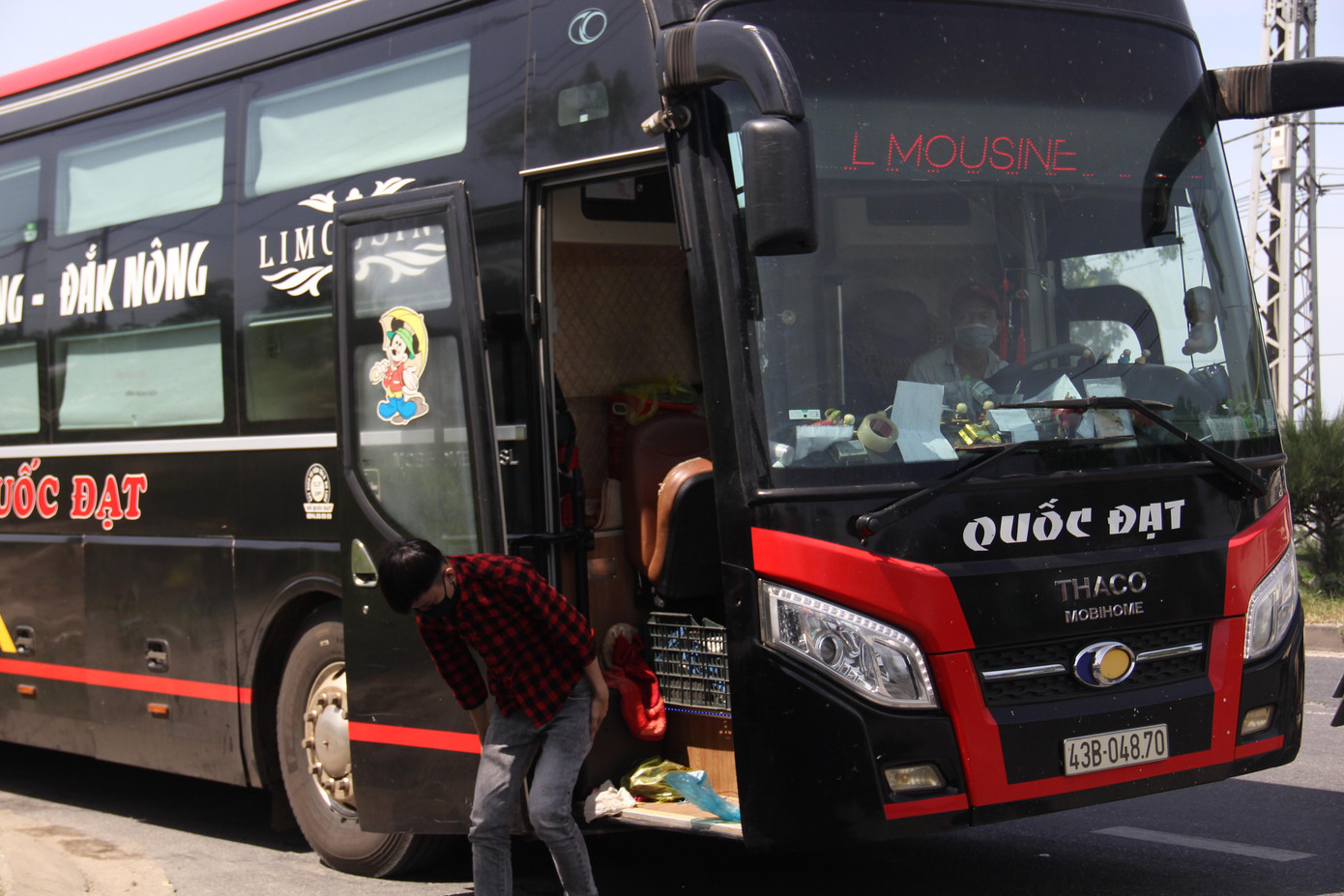 Tất cả hành khách trên xe phải xuống khai báo. Ảnh: Thanh Trần. Tất cả hành khách trên xe phải xuống khai báo. Ảnh: Thanh Trần.