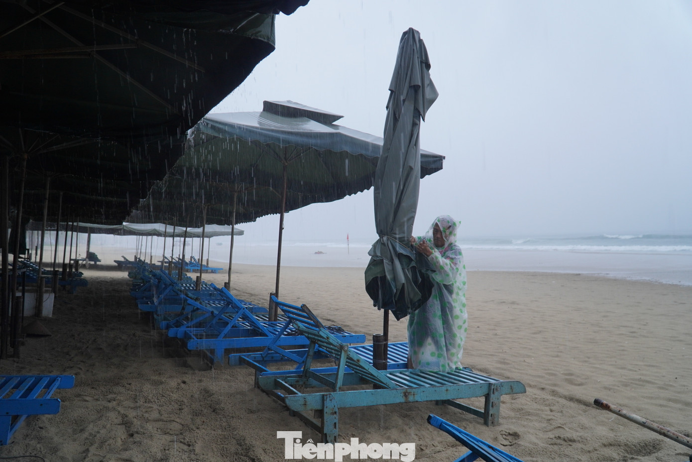 Dự báo trong ngày và đêm nay (18/9), áp thấp nhiệt đới di chuyển chủ yếu theo hướng Tây Tây Nam với tốc độ nhanh, khoảng 20km/h và mạnh lên thành bão số 4. Đến 4 giờ sáng mai (19/9), tâm bão cách đất liền các tỉnh Quảng Bình đến Đà Nẵng khoảng 340km về phía Đông Đông Nam với sức gió mạnh nhất vùng gần tâm bão mạnh cấp 8, giật cấp 10. Ảnh: Thanh Hiền.