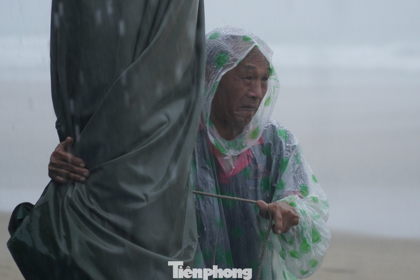 Mưa trên biển rất to khiến việc thu dọn thêm vất vả. Từ sáng 18/9 đến trưa ngày 20/9, tại các quận, huyện thuộc thành phố Đà Nẵng có mưa vừa, mưa to, có nơi mưa rất to và dông. Tổng lượng mưa tại thành phố phổ biến 100-300mm, có nơi trên 450mm. Ảnh: Thanh Hiền.