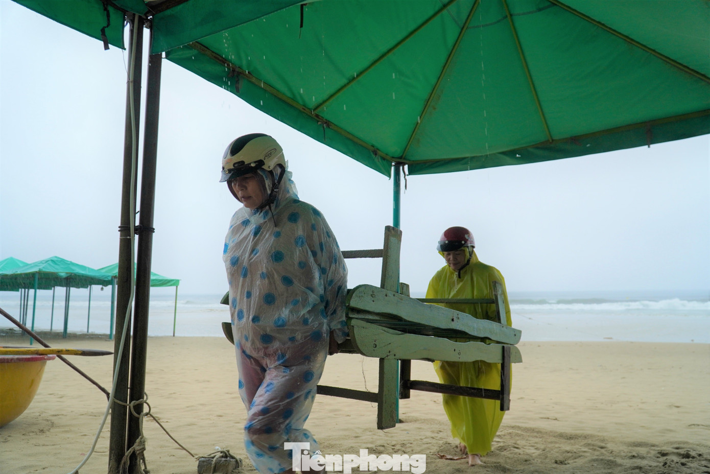 Tại khu vực ven biển, người dân hối hả thu dọn bàn ghế trên bãi từ sáng sớm. Ảnh: Thanh Hiền.