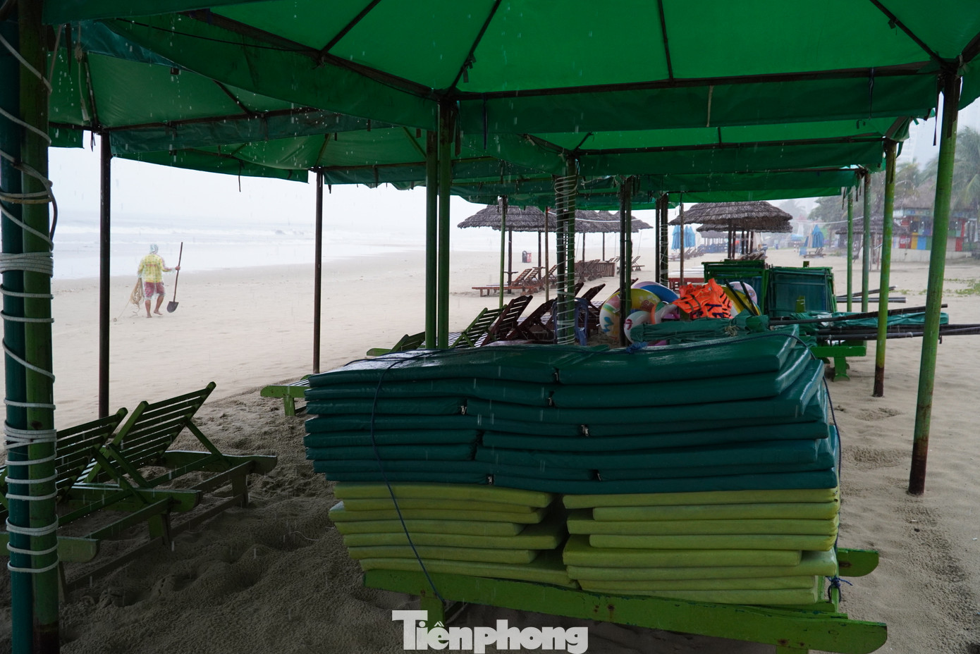 Bà Trần Thị Lịch (tổ kinh doanh dịch vụ số 9) cho hay: "Có năm dọn không kịp bão cuốn ra biển hết. Giờ phải cấp tốc dọn thật nhanh, sợ khi bão vào không làm gì được". Ảnh: Thanh Hiền.