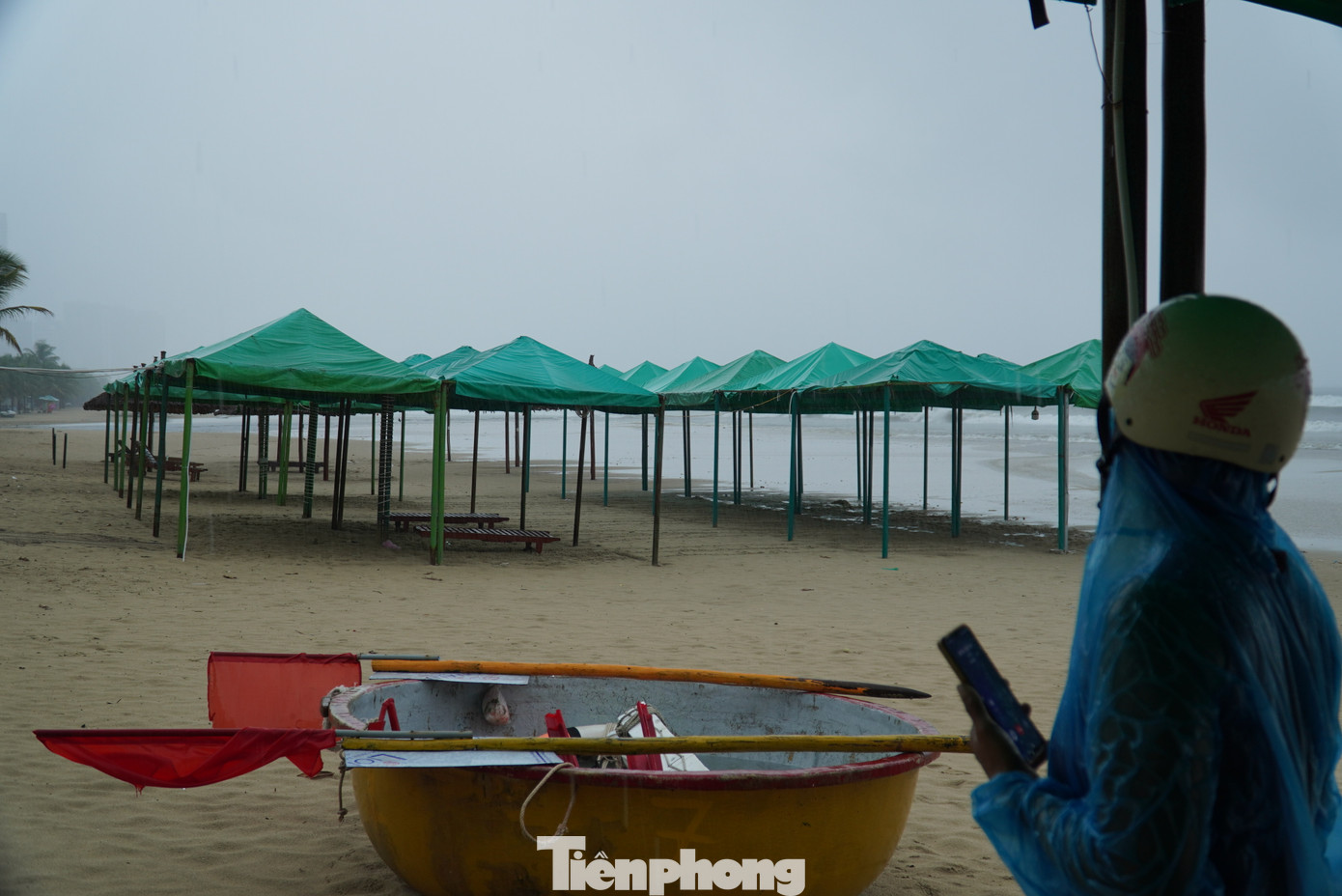 Dọc bờ biển có nhiều chiếc dù được các hộ dựng lên để đón khách. Khi nghe tin bão, người dân đã có mặt từ sáng sớm để tháo dỡ. Ảnh:Thanh Hiền.