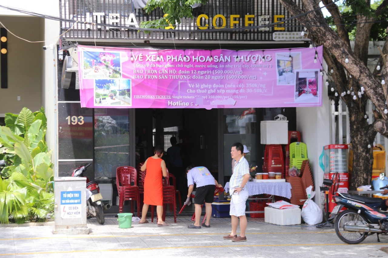 Tại số nhà 193 Trần Hưng Đạo, giá vé xem pháo hoa nếu bao trọn căn hộ, đoàn 12 người có giá 500.000 đồng/người, bao trọn sân thượng, đoàn 20 người giá 600.000 đồng/người. Chiều cùng ngày, liên hệ mua vé, nơi này báo “có đoàn đã đặt rồi”. Tại số nhà 193 Trần Hưng Đạo, giá vé xem pháo hoa nếu bao trọn căn hộ, đoàn 12 người có giá 500.000 đồng/người, bao trọn sân thượng, đoàn 20 người giá 600.000 đồng/người. Chiều cùng ngày, liên hệ mua vé, nơi này báo “có đoàn đã đặt rồi”.