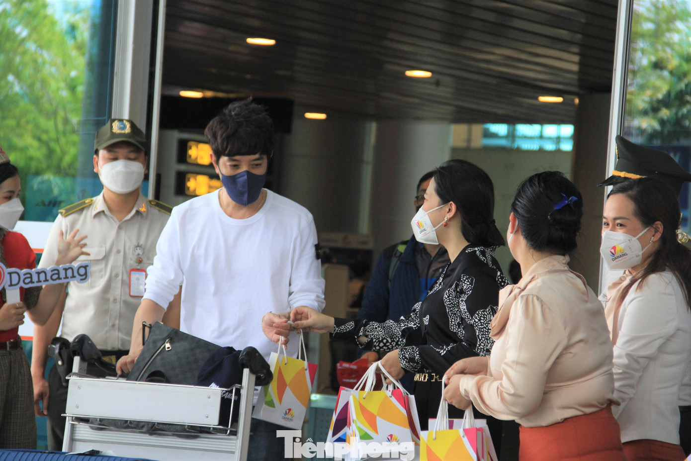 Mỗi hành khách đều được tặng hoa, quà.