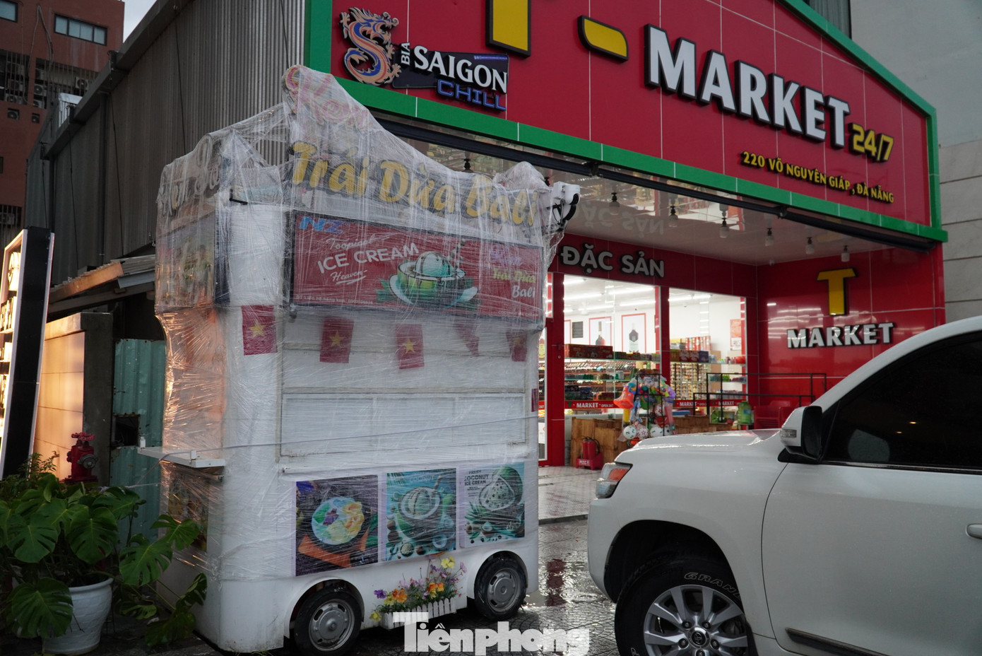 Không chỉ cửa chính được bít kín, cây cối, xe bán hàng, đồ trang trí... trước các khách sạn cũng được trùm buộc kỹ càng. Không chỉ cửa chính được bít kín, cây cối, xe bán hàng, đồ trang trí... trước các khách sạn cũng được trùm buộc kỹ càng.