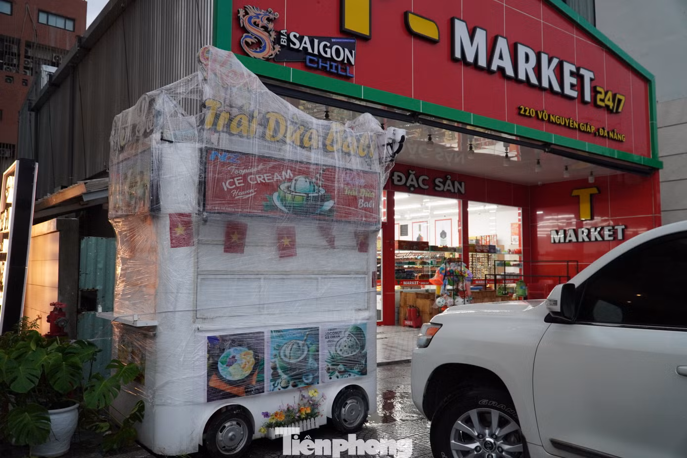 Không chỉ cửa chính được bít kín, cây cối, xe bán hàng, đồ trang trí... trước các khách sạn cũng được trùm buộc kỹ càng. Không chỉ cửa chính được bít kín, cây cối, xe bán hàng, đồ trang trí... trước các khách sạn cũng được trùm buộc kỹ càng.