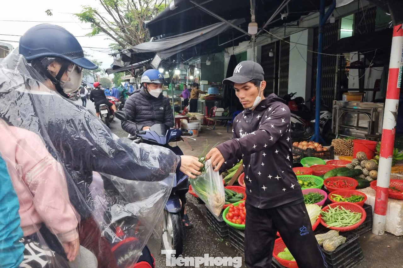 Giá rau cao gây khó khăn cho người bán lẫn người mua.