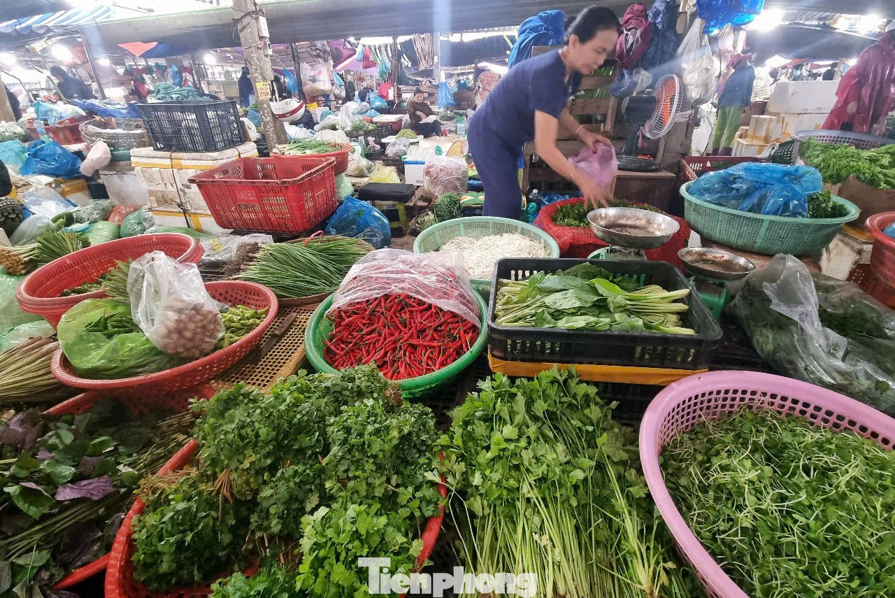 Rau xanh trong các chợ ở Đà Nẵng đều tăng giá.