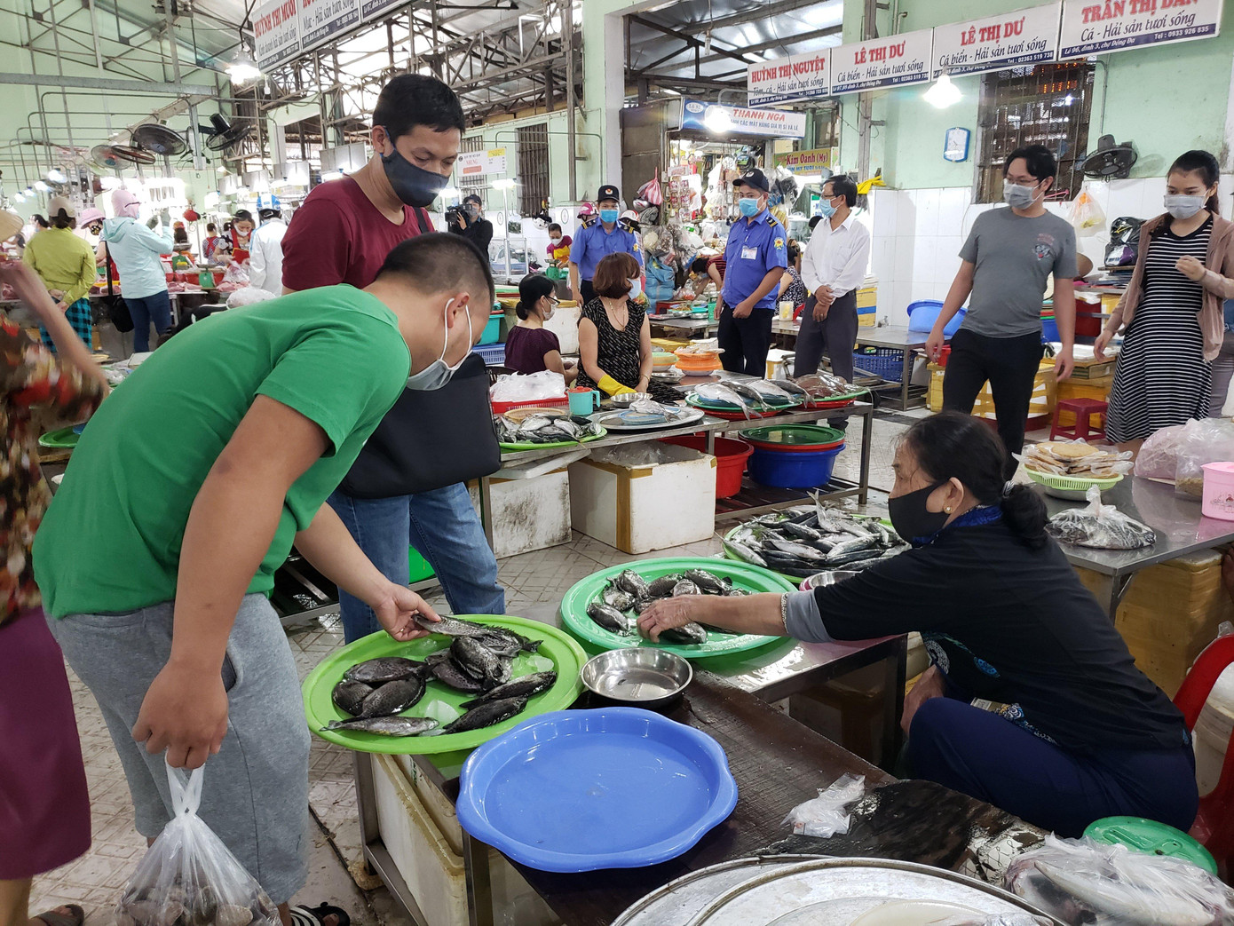 Người dân vùng vàng sẽ được đi mua hàng trực tiếp, với tần suất 5 ngày/lần. Người dân vùng vàng sẽ được đi mua hàng trực tiếp, với tần suất 5 ngày/lần.