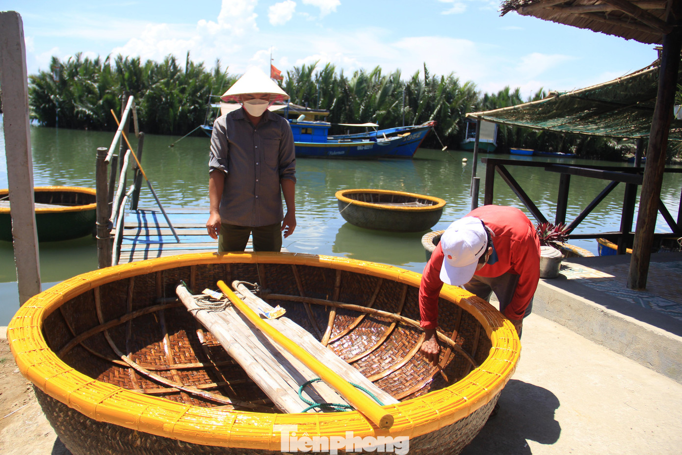 Những chiếc thuyền thúng được phết dầu lên toàn thân bóng loáng. Mỗi chiếc thúng có đường kính gần 2m, chở được 3 người. Những chiếc thuyền thúng được phết dầu lên toàn thân bóng loáng. Mỗi chiếc thúng có đường kính gần 2m, chở được 3 người.