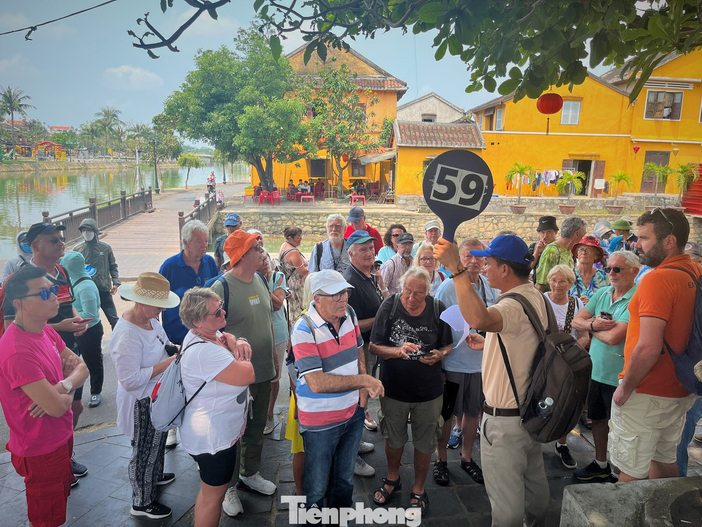 Đoàn khách tham quan phố cổ Hội An. Đoàn khách tham quan phố cổ Hội An.