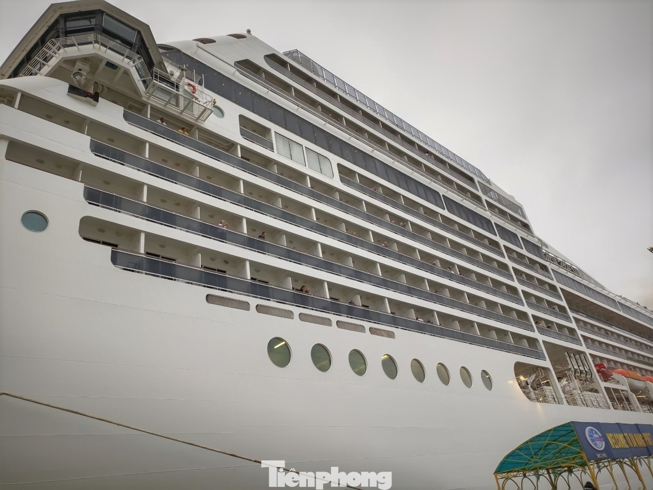 Nhìn gần tàu như một khách sạn đồ sộ. Nhìn gần tàu như một khách sạn đồ sộ.