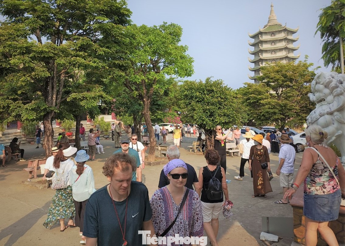 Đoàn khách tới thăm chùa Linh Ứng trên bán đảo Sơn Trà. Anh Tư cho hay, chùa Linh Ứng ngoài được du khách đánh giá yên bình thì đây là điểm ngắm cảnh tuyệt vời vì có thể nhìn bao quát vùng biển, không khí trong lành. Đoàn khách tới thăm chùa Linh Ứng trên bán đảo Sơn Trà. Anh Tư cho hay, chùa Linh Ứng ngoài được du khách đánh giá yên bình thì đây là điểm ngắm cảnh tuyệt vời vì có thể nhìn bao quát vùng biển, không khí trong lành.