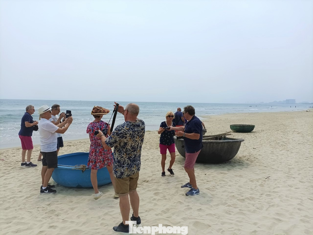 Du khách vui chơi ở biển Đà Nẵng. Anh Lê Thiên Tư, hướng dẫn viên du lịch cho hay các du khách rất thích thú khi tới các điểm tham quan. Mọi người hứng thú vì Đà Nẵng sạch đẹp, con người dễ thương và đặc biệt ấn tượng với các bãi biển. Du khách vui chơi ở biển Đà Nẵng. Anh Lê Thiên Tư, hướng dẫn viên du lịch cho hay các du khách rất thích thú khi tới các điểm tham quan. Mọi người hứng thú vì Đà Nẵng sạch đẹp, con người dễ thương và đặc biệt ấn tượng với các bãi biển.