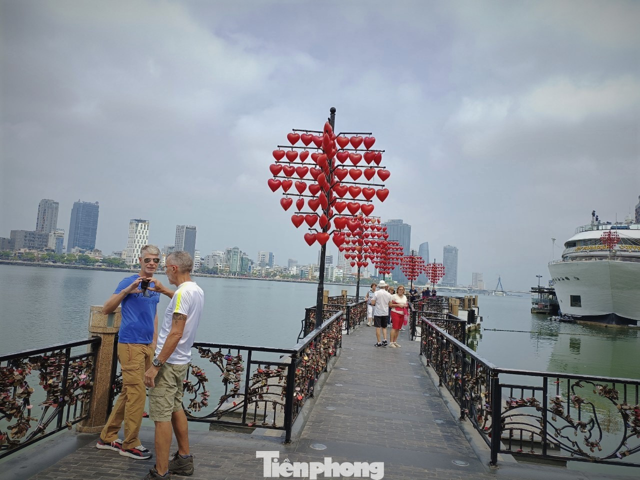 Tham quan cầu Tình Yêu bên sông Hàn. Đây là đoàn khách quốc tế đi đường tàu biển lớn nhất tới Đà Nẵng từ đầu năm đến nay. Trước đó, tàu biển Resort World do Chi nhánh Công ty TNHH MTV Dịch vụ Lữ hành Saigon Tourist tại Đà Nẵng khai thác đưa 1.500 khách du lịch mang quốc tịch Malaysia, Singapore, Thái Lan, Nhật Bản… cập cảng Tiên Sa. Tiếp sau đó là tàu Silver Muse do Công ty TNHH Thương mại và Du lịch Tân Hồng tại TP.HCM khai thác đưa 500 khách quốc tịch Anh, Pháp, Mỹ, Ý, Canada đến thành phố.... Tham quan cầu Tình Yêu bên sông Hàn. Đây là đoàn khách quốc tế đi đường tàu biển lớn nhất tới Đà Nẵng từ đầu năm đến nay. Trước đó, tàu biển Resort World do Chi nhánh Công ty TNHH MTV Dịch vụ Lữ hành Saigon Tourist tại Đà Nẵng khai thác đưa 1.500 khách du lịch mang quốc tịch Malaysia, Singapore, Thái Lan, Nhật Bản… cập cảng Tiên Sa. Tiếp sau đó là tàu Silver Muse do Công ty TNHH Thương mại và Du lịch Tân Hồng tại TP.HCM khai thác đưa 500 khách quốc tịch Anh, Pháp, Mỹ, Ý, Canada đến thành phố....