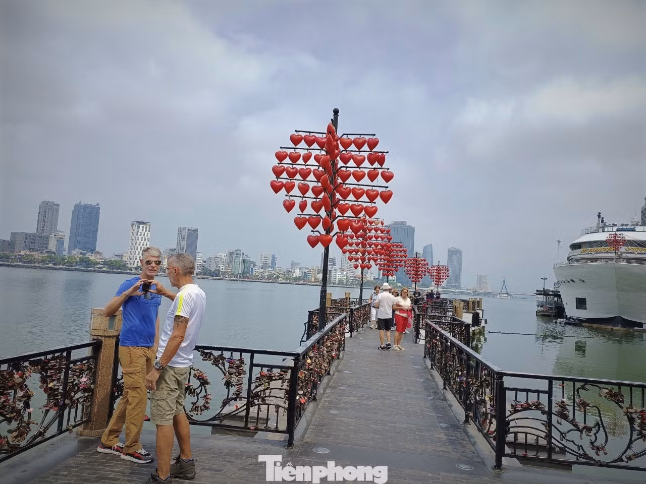 Tham quan cầu Tình Yêu bên sông Hàn. Đây là đoàn khách quốc tế đi đường tàu biển lớn nhất tới Đà Nẵng từ đầu năm đến nay. Trước đó, tàu biển Resort World do Chi nhánh Công ty TNHH MTV Dịch vụ Lữ hành Saigon Tourist tại Đà Nẵng khai thác đưa 1.500 khách du lịch mang quốc tịch Malaysia, Singapore, Thái Lan, Nhật Bản… cập cảng Tiên Sa. Tiếp sau đó là tàu Silver Muse do Công ty TNHH Thương mại và Du lịch Tân Hồng tại TP.HCM khai thác đưa 500 khách quốc tịch Anh, Pháp, Mỹ, Ý, Canada đến thành phố.... Tham quan cầu Tình Yêu bên sông Hàn. Đây là đoàn khách quốc tế đi đường tàu biển lớn nhất tới Đà Nẵng từ đầu năm đến nay. Trước đó, tàu biển Resort World do Chi nhánh Công ty TNHH MTV Dịch vụ Lữ hành Saigon Tourist tại Đà Nẵng khai thác đưa 1.500 khách du lịch mang quốc tịch Malaysia, Singapore, Thái Lan, Nhật Bản… cập cảng Tiên Sa. Tiếp sau đó là tàu Silver Muse do Công ty TNHH Thương mại và Du lịch Tân Hồng tại TP.HCM khai thác đưa 500 khách quốc tịch Anh, Pháp, Mỹ, Ý, Canada đến thành phố....