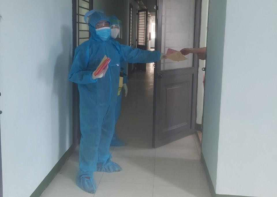 Phiếu bầu được phát tận phòng cho các cử tri.