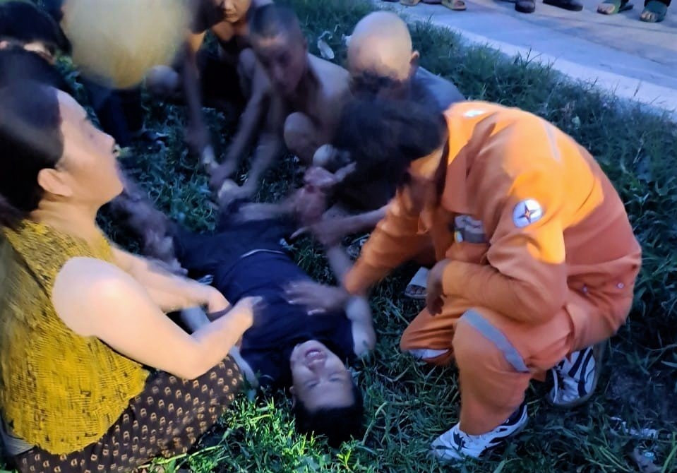 Sau khi cứu người, anh Vũ bị kiệt sức.