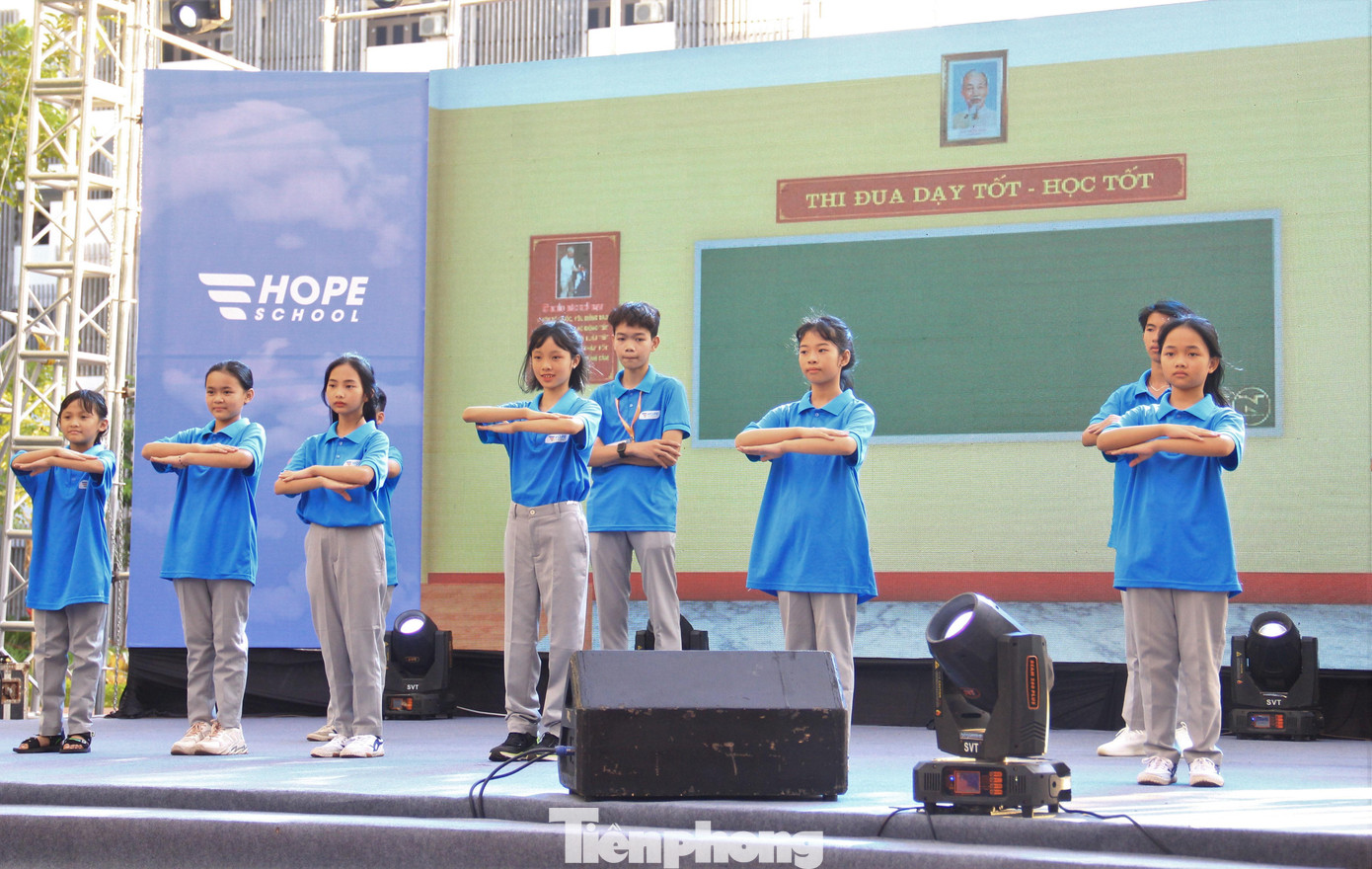 Thật khó để tin, những mầm xanh vừa chịu tổn thương quá lớn lại sớm có ngày đứng trên sân khấu múa ca.