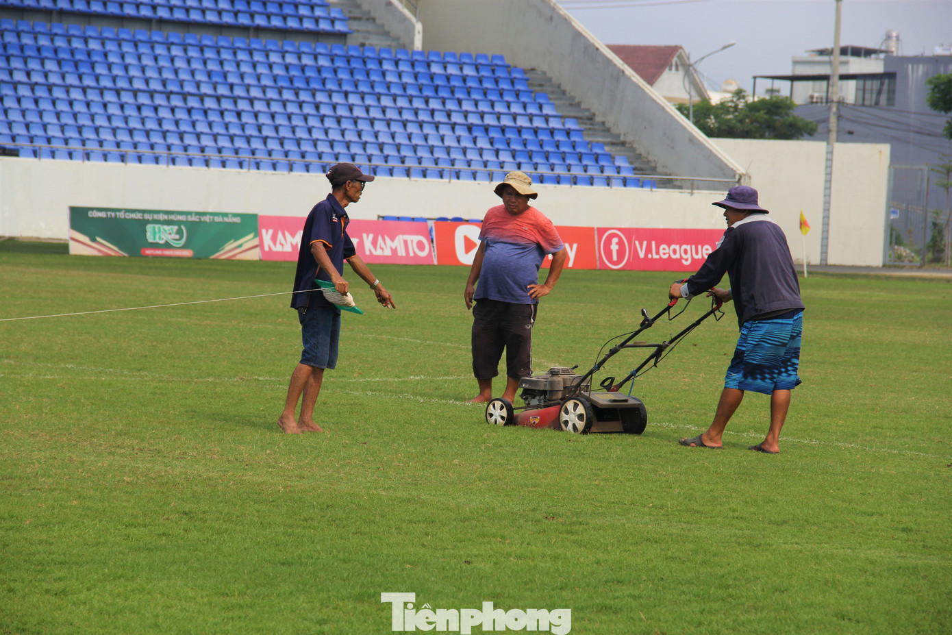 Công nhân tất bật làm việc dưới thời tiết nóng bức.