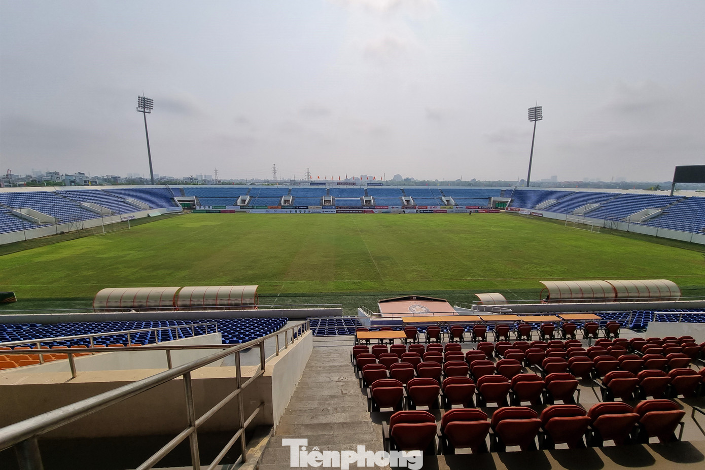 Hiện tại, BTC đã bán được hơn 7.000 vé cho trận giao hữu Việt Nam – Brazil, dự kiến sẽ bán được 10.000 vé. Giá vé từ 600.000đ – 1.200.000đ tùy khán đài. SVĐ Hòa Xuân có sức chứa hơn 20.000 người.