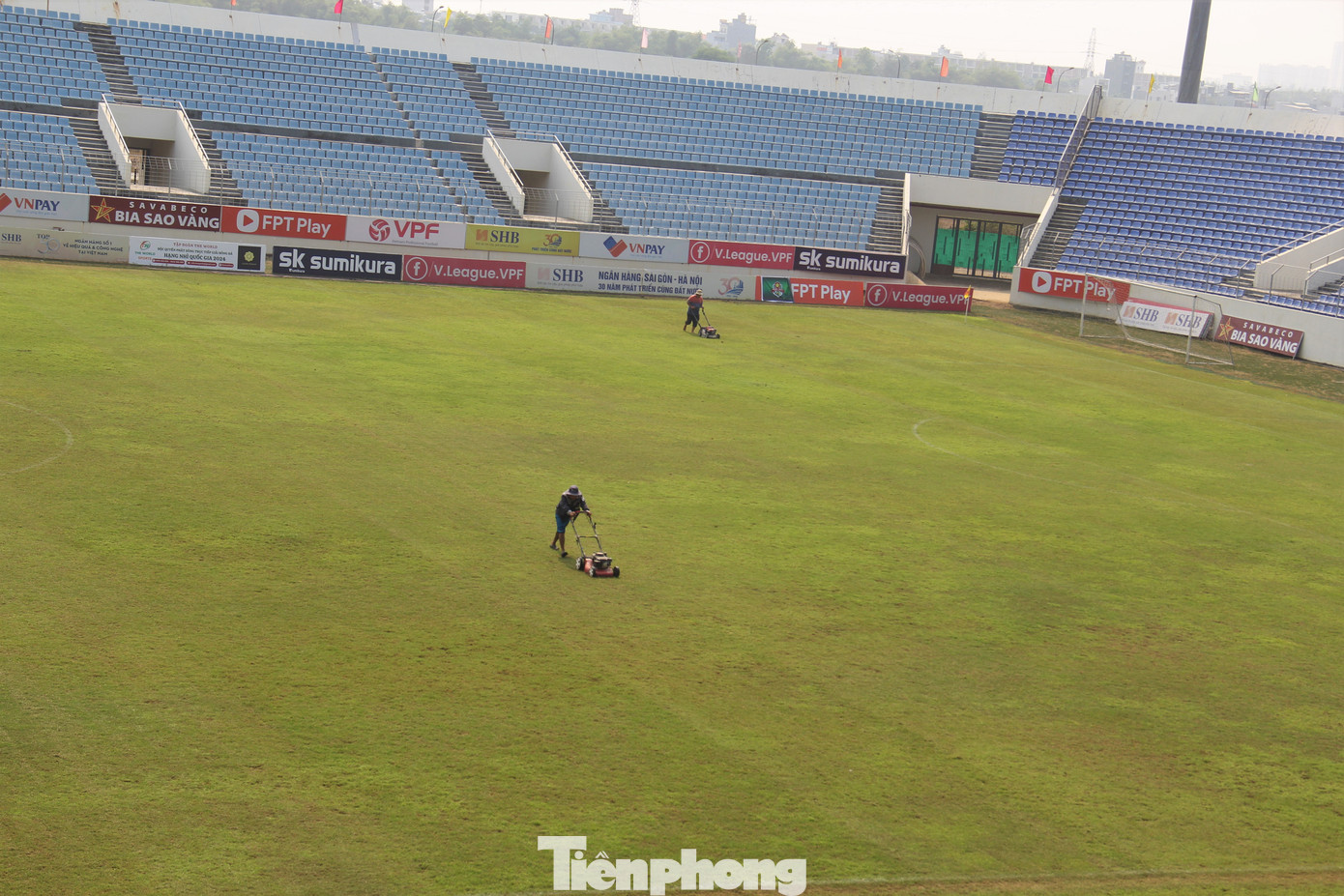 Công nhân tất bật làm việc dưới thời tiết nóng bức.